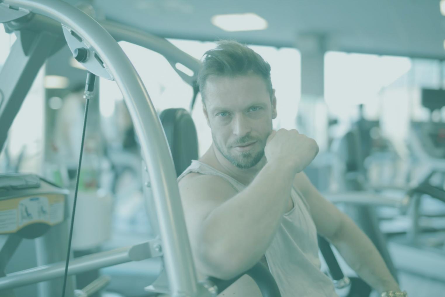 Seniorin beim Crossfit-Training – gezielte Übungen unter Anleitung